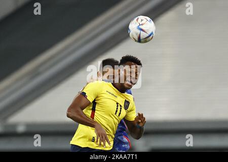 DUSSELDORF - (lr) Yuto Nagatomo del Giappone, Michael Estrada dell'Ecuador durante il Giappone-Ecuador International friendly alla Dusseldorf Arena il 27 settembre 2022 a Dusseldorf, Germania. ANP | Dutch Height | Maurice van Steen Foto Stock