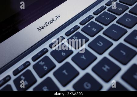 Itterbeck, Germania - Novembre 1 2022 tastiera di un piccolo MacBook Air argento con tasti neri Foto Stock