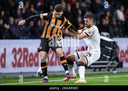 Hull, Regno Unito. 01st Nov 2022. Dogukan Sinik #11 di Hull City ha la sua camicia tirata da Tommy Smith #14 di Middlesbrough durante la partita di campionato Sky Bet Hull City vs Middlesbrough al MKM Stadium, Hull, Regno Unito, 1st novembre 2022 (Foto di James Heaton/News Images) a Hull, Regno Unito il 11/1/2022. (Foto di James Heaton/News Images/Sipa USA) Credit: Sipa USA/Alamy Live News Foto Stock