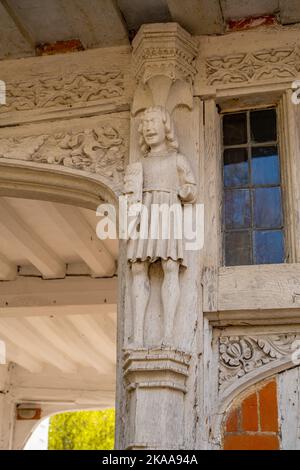 Scultura sulla strada di fronte a casa PaycockeÕs Coggershalll Essex. Foto Stock