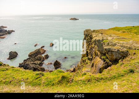 Scogliere sulla costa tra Porthor e Porth Iago sulla penisola di Llyn Galles settentrionale Foto Stock