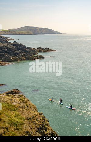 Pagaia da passerelle dalle scogliere sulla costa tra Porthor e Porth Iago sulla penisola di Llyn Galles del Nord Foto Stock