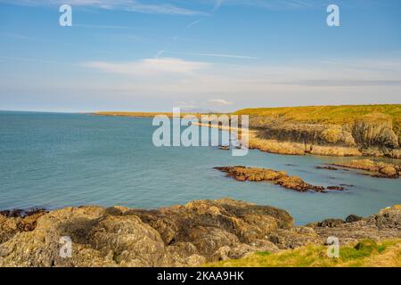 Scogliere sulla costa tra Porthor e Porth Iago sulla penisola di Llyn Galles settentrionale Foto Stock