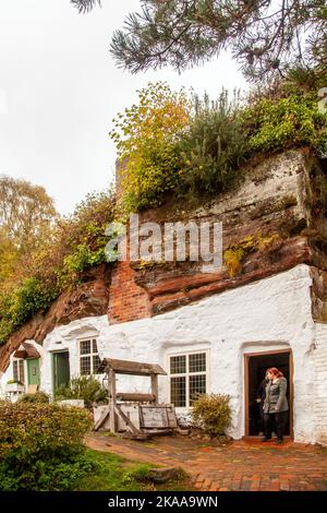 Vista esterna delle case rupestri del National Trust, sul Kinver Edge Staffordshire Inghilterra Foto Stock