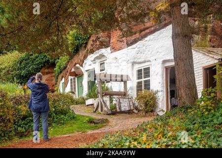 Vista esterna delle case rupestri del National Trust, sul Kinver Edge Staffordshire Inghilterra Foto Stock