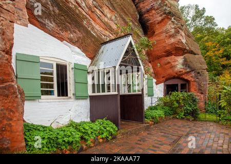 Vista esterna delle case rupestri del National Trust, sul Kinver Edge Staffordshire Inghilterra Foto Stock