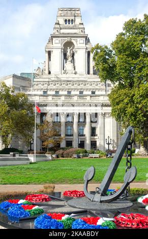 Four Seasons Hotel & Royal Navy Memorial, Trinity Square Gardens, Tower Hill, London Borough of Tower Hamlets, Greater London, Inghilterra, Regno Unito Foto Stock