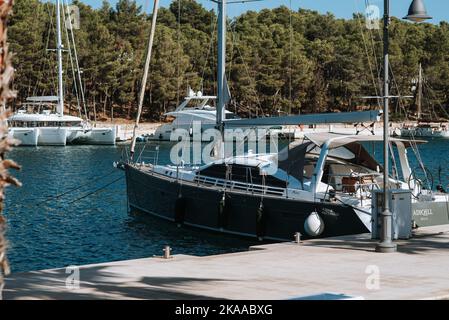 Hvar, Croazia - 29 ottobre 2022: Un'antica città con una ricca storia sull'isola nel Mar Adriatico croato Foto Stock