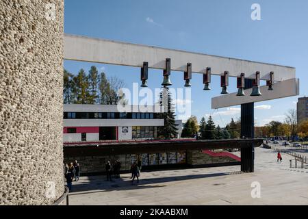 La chiesa dell'Arca del Signore (Arka Pana), nostra Signora Regina della Polonia, costruita 1967-1977, Nowa Huta, Kraków, Polonia, Ottobre 2022 Foto Stock