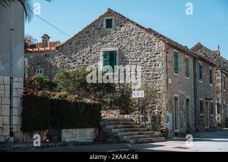 Hvar, Croazia - 29 ottobre 2022: Un'antica città con una ricca storia sull'isola nel Mar Adriatico croato Foto Stock