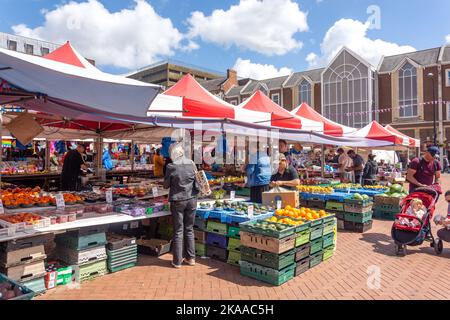 Bancarelle di frutta e verdura, Northampton Market, The Market Square, Northampton, Northamptonshire, Inghilterra, Regno Unito Foto Stock