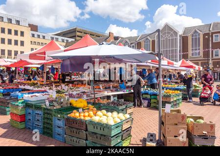 Bancarelle di frutta e verdura, Northampton Market, The Market Square, Northampton, Northamptonshire, Inghilterra, Regno Unito Foto Stock