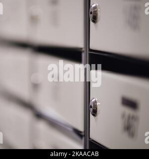 File di cassette postali nella hall di un edificio di appartamenti, Un sacco di cassette postali con numeri di appartamenti Foto Stock