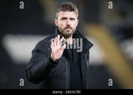 Michael Carrick manager di Middlesbrough Waves ai tifosi dopo la partita del Campionato Sky Bet Hull City vs Middlesbrough al MKM Stadium, Hull, Regno Unito, 1st novembre 2022 (Foto di James Heaton/News Images) Foto Stock