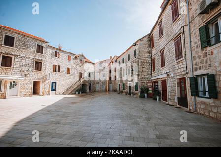 Hvar, Croazia - 29 ottobre 2022: Un'antica città con una ricca storia sull'isola nel Mar Adriatico croato Foto Stock