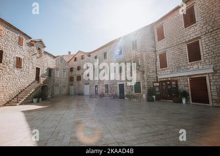 Hvar, Croazia - 29 ottobre 2022: Un'antica città con una ricca storia sull'isola nel Mar Adriatico croato Foto Stock