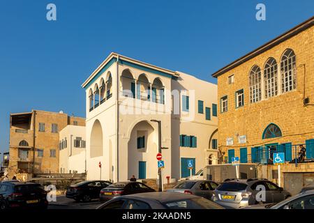 Acre, Israele - 01 novembre 2022, Case situate sul mare della città vecchia di Akko/Acre, Israele Foto Stock