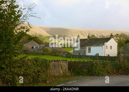 Una vista di Pendle Hill dal villaggio di Worston vicino Clitheroe, Lancashire, Regno Unito, Europa Foto Stock