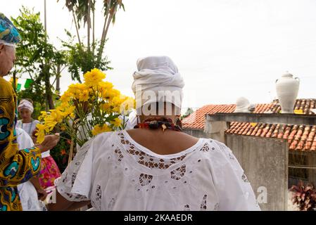 Saubara, Bahia, Brasile - 12 giugno 2022: I membri del Candomble si sono riuniti in abiti tradizionali per il festival religioso nel distretto di Bom Jesus dos Pobles, Foto Stock