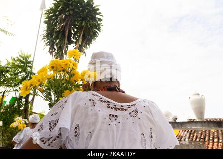 Saubara, Bahia, Brasile - 12 giugno 2022: I membri del Candomble si sono riuniti in abiti tradizionali per il festival religioso nel distretto di Bom Jesus dos Pobles, Foto Stock