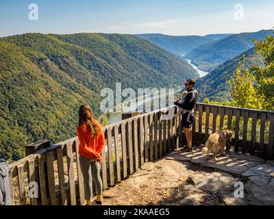 La gente del Grandview si affaccia sul New River Gorge National Park e sulla riserva naturale della West Virginia USA Foto Stock