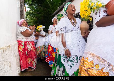 Saubara, Bahia, Brasile - 12 giugno 2022: I membri del Candomble si sono riuniti in abiti tradizionali per il festival religioso nel distretto di Bom Jesus dos Pobles, Foto Stock