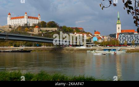 Castello di Bratislava e Cattedrale di San Martini, fiume Danubio Foto Stock