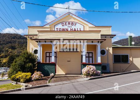 DERBY, AUSTRALIA - 23 SETTEMBRE 2022: Iconica architettura di un municipio nella città rurale di Derby in una fredda mattina di primavera in Tasmania, Au Foto Stock