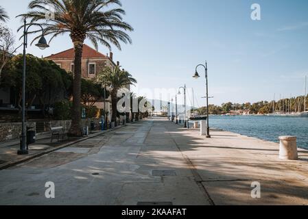 Hvar, Croazia - 29 ottobre 2022: Un'antica città con una ricca storia sull'isola nel Mar Adriatico croato Foto Stock