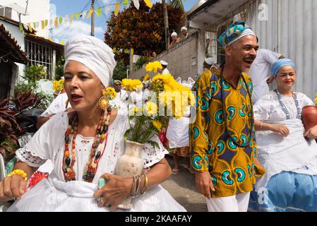 Saubara, Bahia, Brasile - 12 giugno 2022: I membri del Candomble ballano e cantano nella casa religiosa nel quartiere di Bom Jesus dos Pobre, città di Saubara. Foto Stock