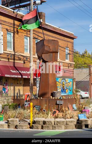 Scultura metallica commemorativa del pugno clenched nel sito dell'uccisione di George Floyd nel 2020 da parte di un ufficiale di polizia a Minneapolis meridionale, Minnesota. Foto Stock