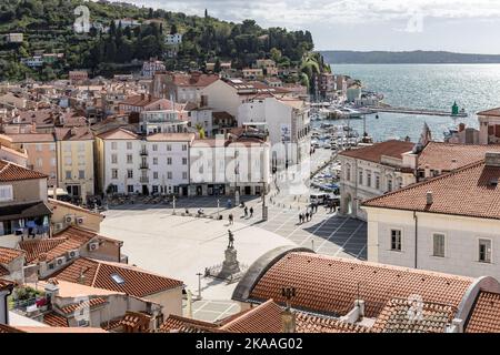 Piazza centrale Tartini e porto, Chiesa di Santa Jurija, Pirano, Slovenia Foto Stock