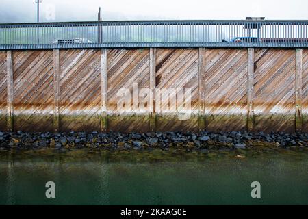 Le linee di marea di acqua alta e bassa segnano il molo del porto; Kodiak; Kodiak Island; Alaska; USA Foto Stock