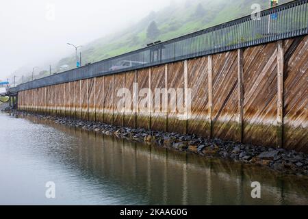 Le linee di marea di acqua alta e bassa segnano il molo del porto; Kodiak; Kodiak Island; Alaska; USA Foto Stock