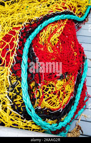 Corde colorate e rigging. Barche da pesca commerciali e charter nel porto di Kodiak, Alaska, USA. Foto Stock