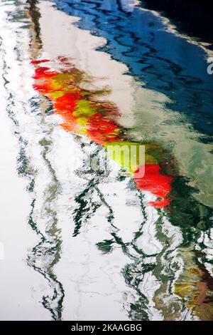 Riflesso di colorate boe e galleggianti da pesca. Barche da pesca commerciali e charter nel porto di Kodiak, Alaska, USA. Foto Stock