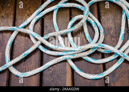 Corde colorate e rigging. Barche da pesca commerciali e charter nel porto di Kodiak, Alaska, USA. Foto Stock