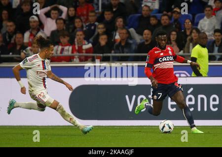 Jonathan BAMBA di Lille e Malo GUSTO di Lione durante il campionato francese Ligue 1 partita di calcio tra Olympique Lyonnais (Lione) e LOSC Lille il 30 ottobre 2022 allo stadio Groupama di Decines-Charpieu vicino Lione, Francia - Foto Romain Biard / Isports / DPPI Foto Stock