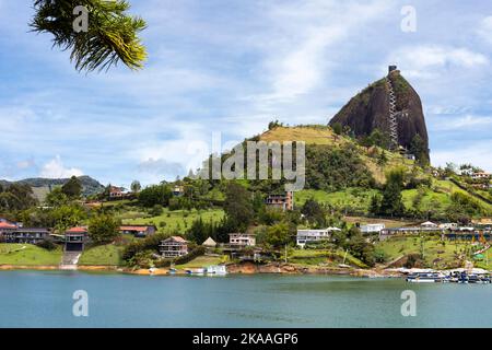 El Peñol, Antioquia - Colombia - 25 maggio 2022. L'immenso monolito di la Piedra è una delle attrazioni turistiche più impressionanti della regione. Foto Stock