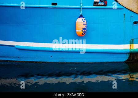 Galleggianti e galleggianti da pesca colorati. Barche da pesca commerciali e charter nel porto di Kodiak, Alaska, USA. Foto Stock