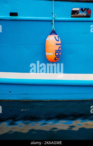 Galleggianti e galleggianti da pesca colorati. Barche da pesca commerciali e charter nel porto di Kodiak, Alaska, USA. Foto Stock