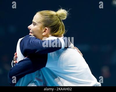 Liverpool, Regno Unito. 01st Nov 2022. 01.11.2022, Liverpool, M&S Bank Arena, FIG Artistic World Gymnastics Championships, Team GB celebra la vittoria della medaglia d'argento (Daniela Porcelli/SPP-JP) Credit: SPP Sport Press Photo. /Alamy Live News Foto Stock