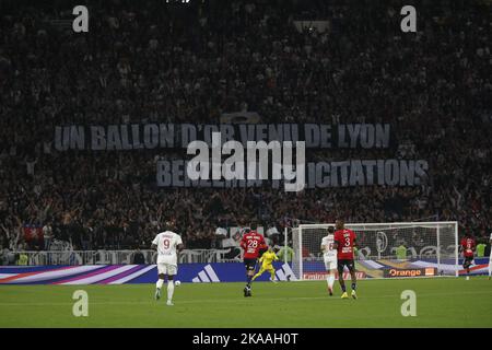 Tifosi di Lione la palla d'oro (Ballon dâ&#X80;&#x99;OR) durante il campionato francese Ligue 1 partita di calcio tra Olympique Lyonnais (Lione) e LOSC Lille il 30 ottobre 2022 allo stadio Groupama di Decines-Charpieu vicino a Lione, Francia - Foto: Romain Biard/DPPI/LiveMedia Foto Stock