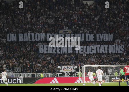 Tifosi di Lione la palla d'oro (Ballon dâ&#X80;&#x99;OR) durante il campionato francese Ligue 1 partita di calcio tra Olympique Lyonnais (Lione) e LOSC Lille il 30 ottobre 2022 allo stadio Groupama di Decines-Charpieu vicino a Lione, Francia - Foto: Romain Biard/DPPI/LiveMedia Foto Stock