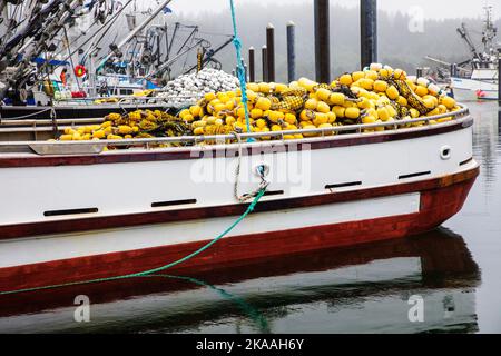 Galleggianti e galleggianti da pesca colorati. Barche da pesca commerciali e charter nel porto di Kodiak, Alaska, USA. Foto Stock