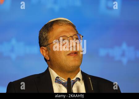 Gerusalemme, Israele. 02nd Nov 2022. Il legislatore israeliano di estrema destra e il capo del partito "potere ebraico", Itamar ben-Gvir, fa una dichiarazione dopo i sondaggi di uscita delle elezioni generali israeliane del 2022, la quinta elezione parlamentare in soli tre anni e mezzo. Credit: Ilia Yefimovich/dpa/Alamy Live News Foto Stock