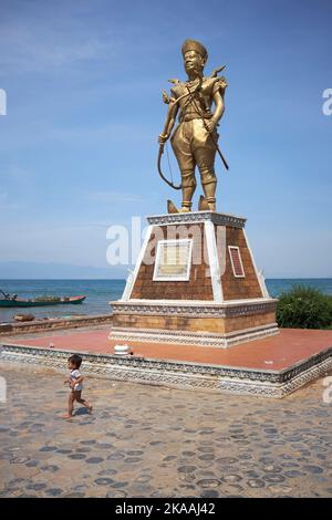 Statua di Sdech Korn (Srei Chettha II) Re di Cambogia al mercato del granchio villaggio di pesca in KEP Cambogia Foto Stock