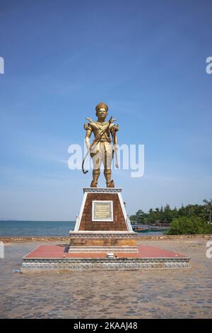 Statua di Sdech Korn (Srei Chettha II) Re di Cambogia al mercato del granchio villaggio di pesca in KEP Cambogia Foto Stock