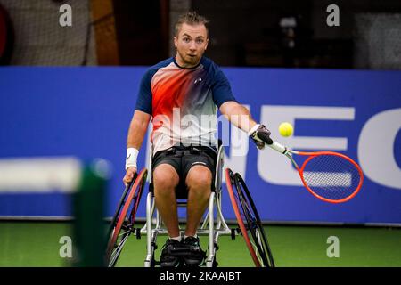 OSS, PAESI BASSI - NOVEMBRE 1: Sam Schroder dei Paesi Bassi gioca una prefazione nel doppio match maschile con Niels Vink dei Paesi Bassi contro Heath Davidson d’Australia e Robert Shaw del Canada durante il giorno 3 del 2022 ITF Wheelchair Tennis Masters allo Sportcentrum de Rusheuvel il 1 novembre 2022 a Oss, Paesi Bassi (Foto di René Nijhuis/Orange Pictures) Foto Stock