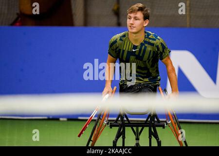 OSS, PAESI BASSI - NOVEMBRE 1: Niels Vink dei Paesi Bassi durante il doppio match maschile con Sam Schroder dei Paesi Bassi contro Heath Davidson d'Australia e Robert Shaw del Canada durante il giorno 3 dei 2022 Master ITF Wheelchair Tennis presso lo Sportcentrum de Rusheuvel il 1 novembre, 2022 a Oss, Paesi Bassi (Foto di Rene Nijhuis/Orange Pictures) Foto Stock